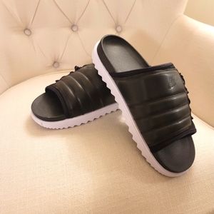 Nike Asuna sandals. Black.